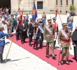 Su Majestad el Rey acompañado por Su Alteza Real el Príncipe de Asturias en el Cortejo Procesional atraviesan el Patio de los Reyes para dirigirse a l
